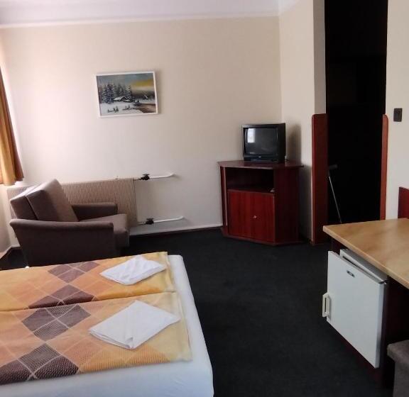 اتاق استاندارد چهارنفره با بالکن, Start Panzió étterem