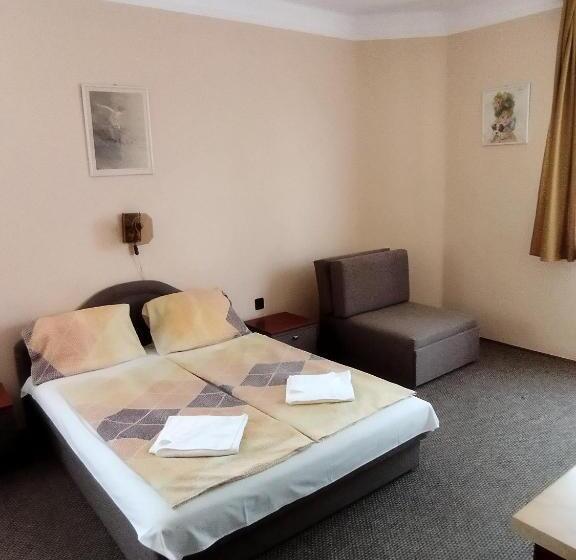 اتاق استاندارد چهارنفره با بالکن, Start Panzió étterem