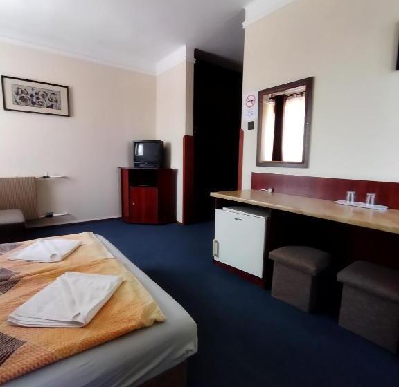 اتاق استاندارد چهارنفره با بالکن, Start Panzió étterem