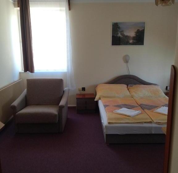 اتاق استاندارد چهارنفره با بالکن, Start Panzió étterem