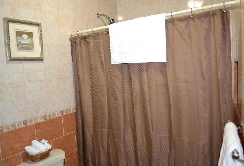 اتاق استاندارد سه تخته با چشم‌انداز استخر, Guardabarranco