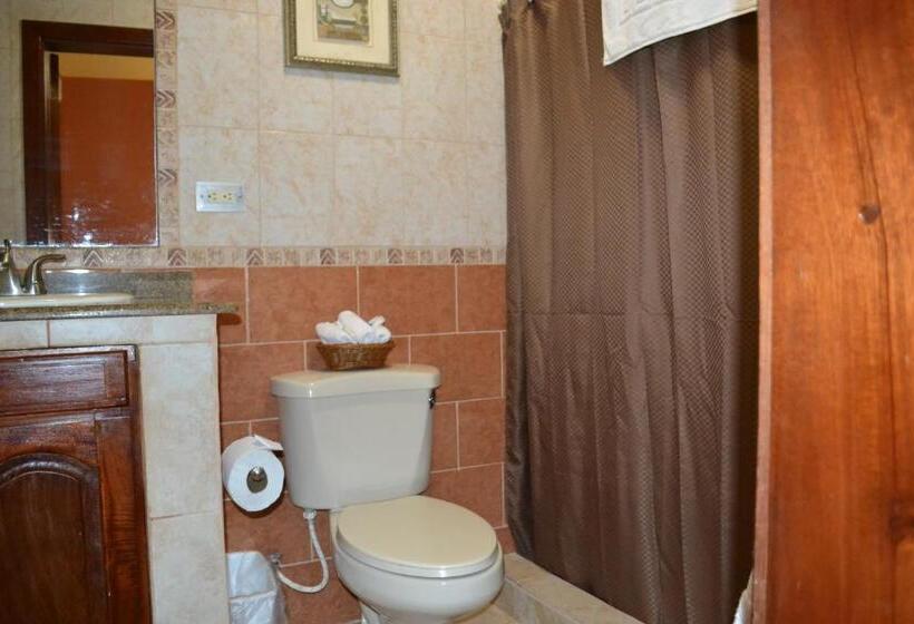 اتاق استاندارد سه تخته با چشم‌انداز استخر, Guardabarranco