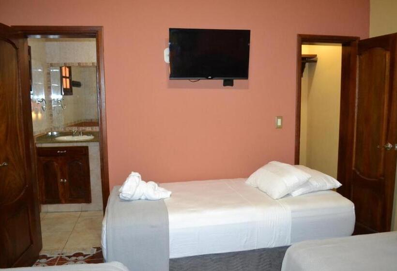 اتاق استاندارد سه تخته با چشم‌انداز استخر, Guardabarranco