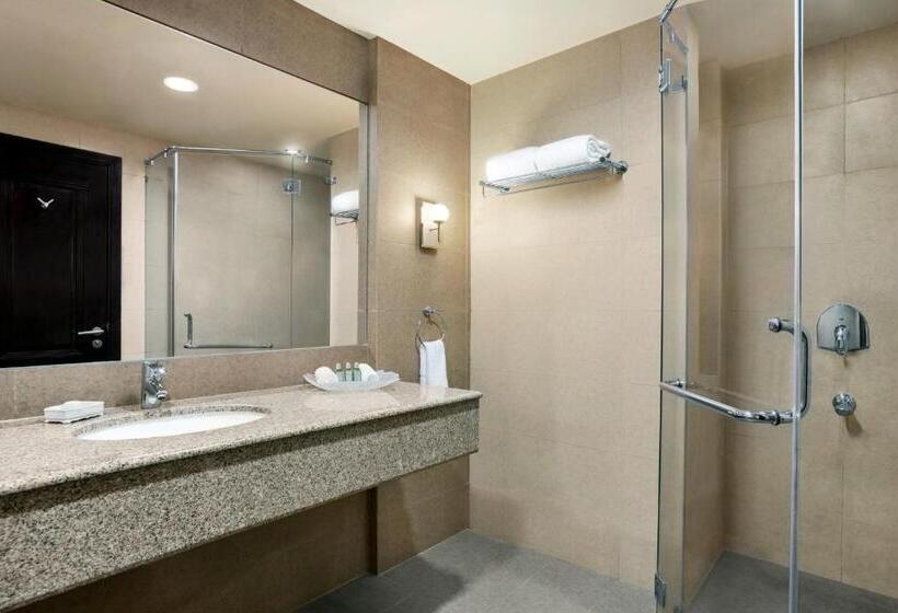 اتاق لوکس با تخت بزرگ, Ramada By Wyndham Karachi Creek