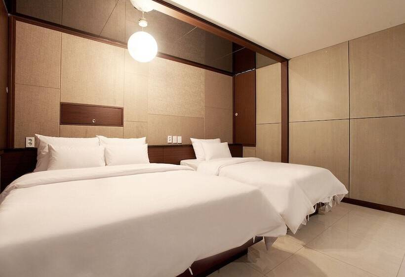 Quarto Estandar, The Ace