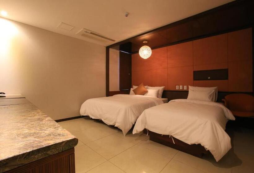 Quarto Estandar, The Ace