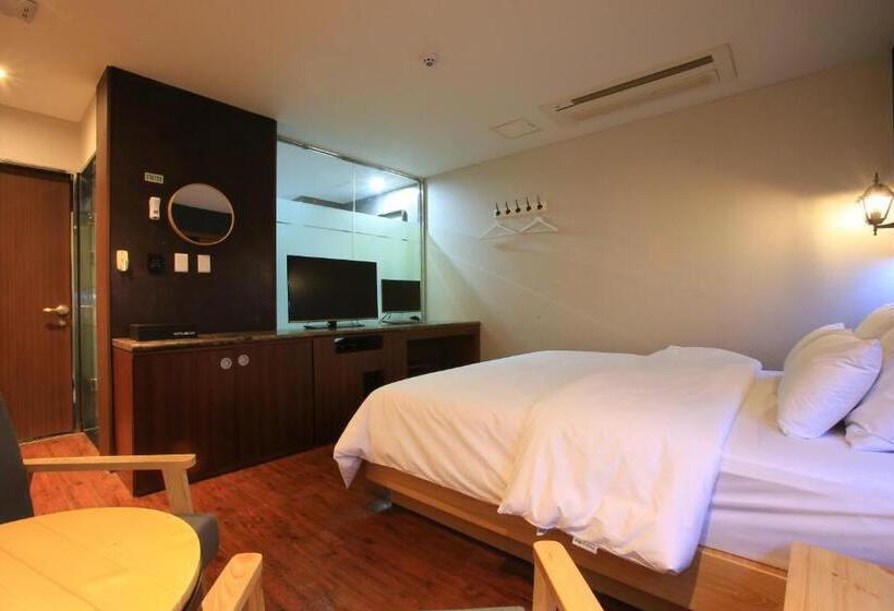 Quarto Deluxe, The Ace