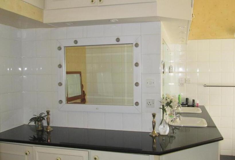 سوییت جونیور با بالکن, 12 Fleetwood