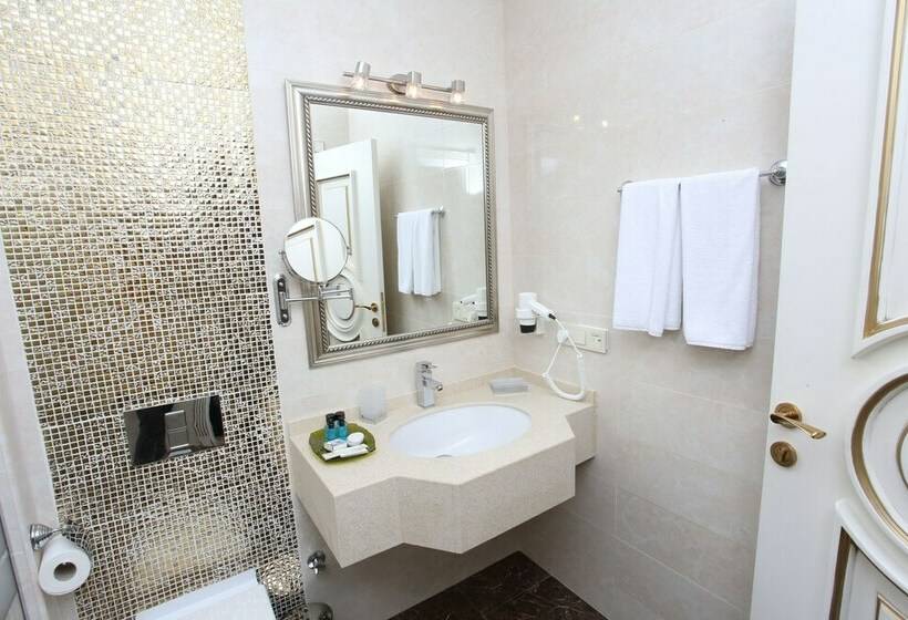 اتاق سوپریور, Opera