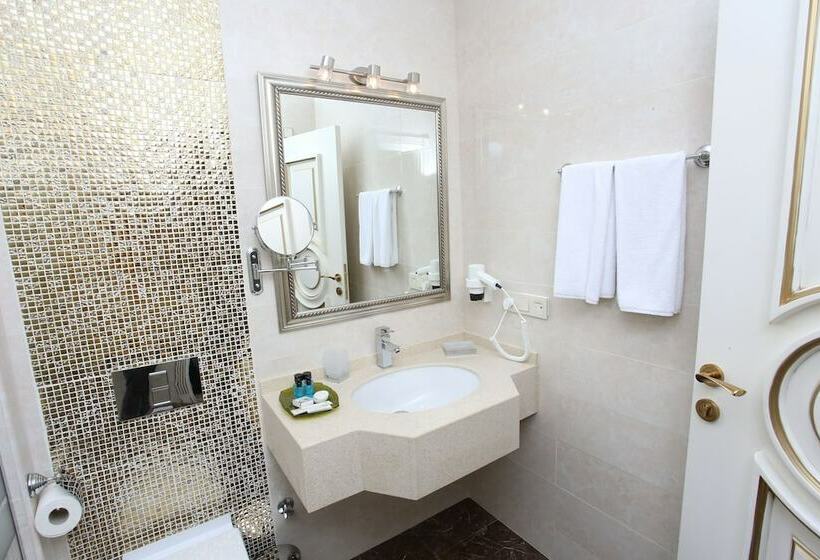 اتاق سوپریور, Opera