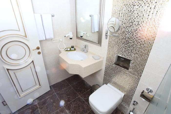 اتاق اکونومی, Opera