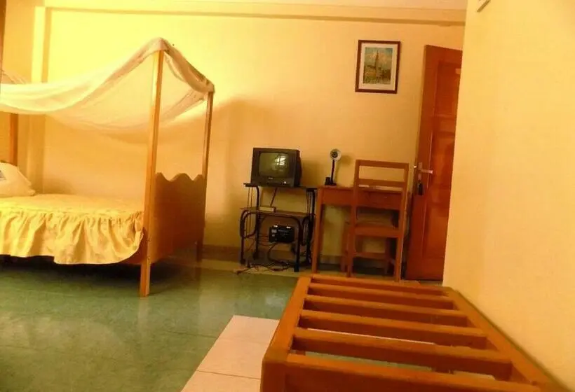 اتاق اکونومی یک تخته, Palm Springs Hotel Masaka