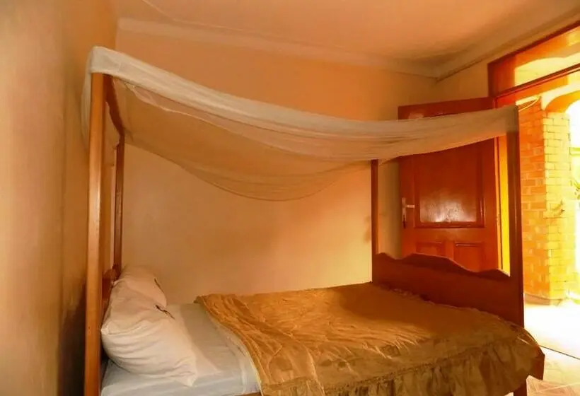اتاق اکونومی یک تخته, Palm Springs Hotel Masaka