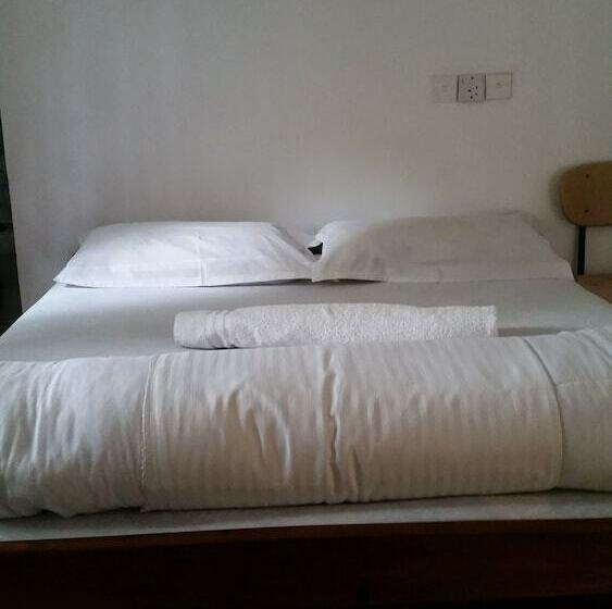 اتاق استاندارد, Raha Leo Inn