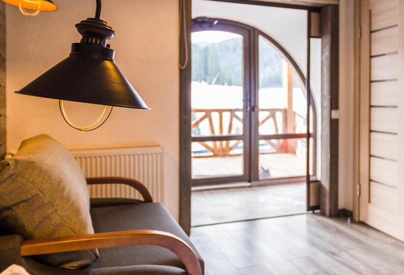 اتاق استاندارد سه نفره, Chalet Crepdechine