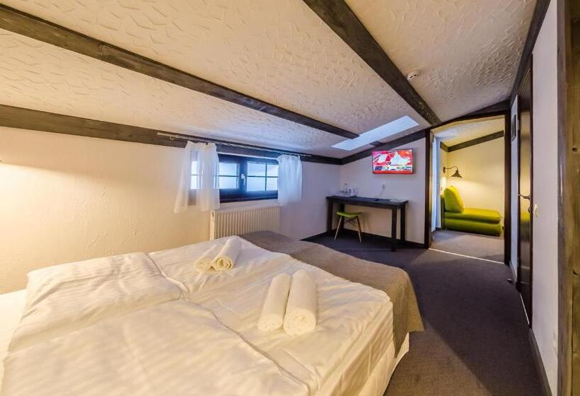 اتاق استاندارد سه نفره, Chalet Crepdechine