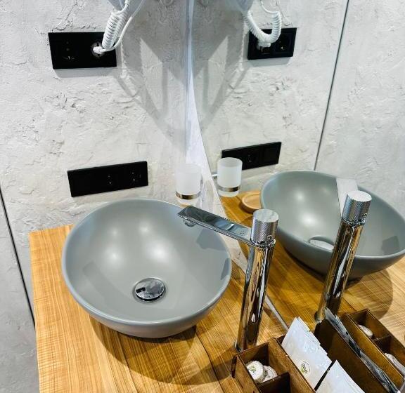 اتاق خانوادگی با چشمانداز کوه, Chalet Crepdechine