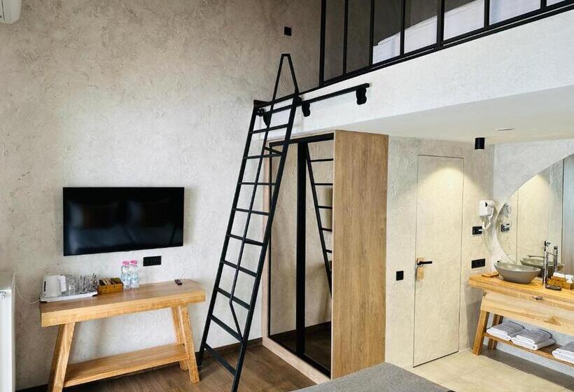 اتاق خانوادگی با چشمانداز کوه, Chalet Crepdechine