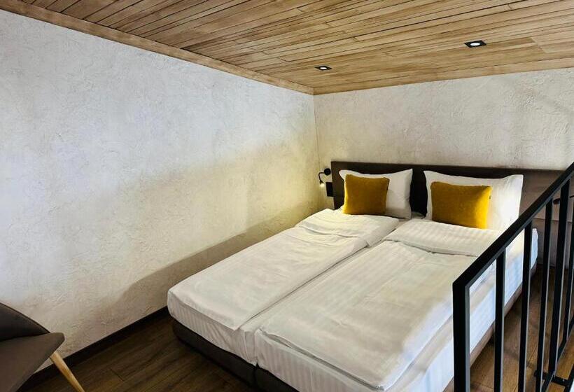 اتاق خانوادگی با چشمانداز کوه, Chalet Crepdechine