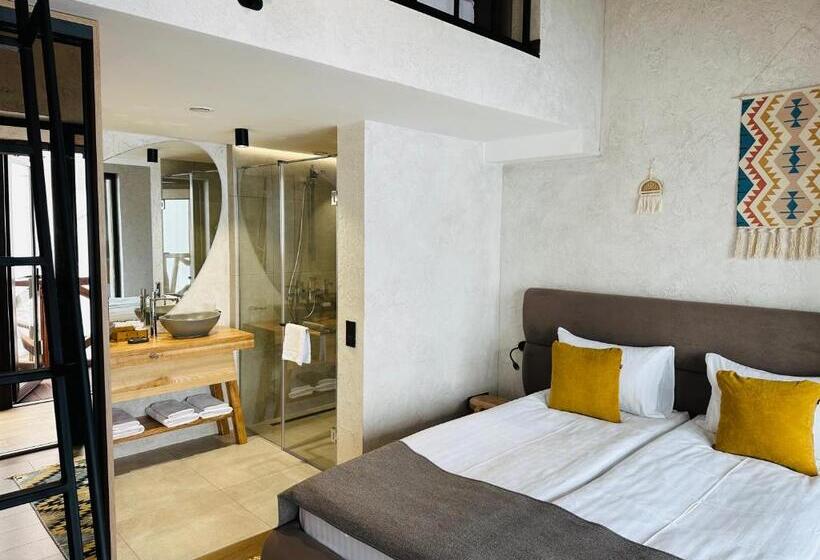 اتاق خانوادگی با چشمانداز کوه, Chalet Crepdechine