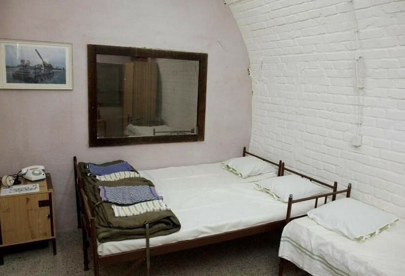 חדר סטנדרט לשלושה, 10z Bunker