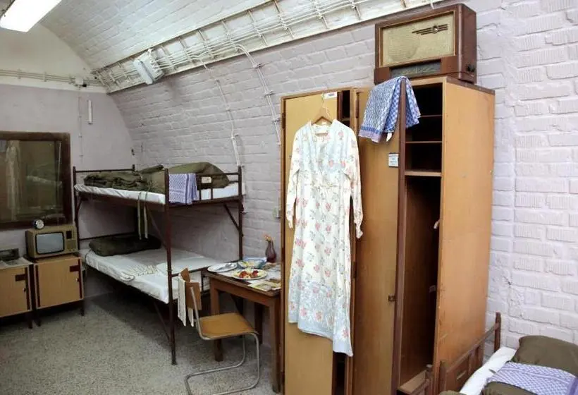 浴室共有ファミリールーム, 10z Bunker