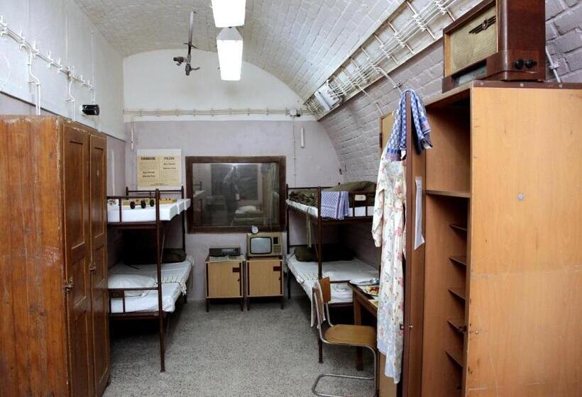 패밀리 룸 공용 욕실, 10z Bunker