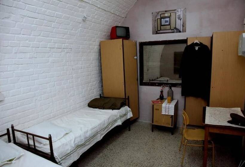 חדר סטנדרט לשלושה, 10z Bunker