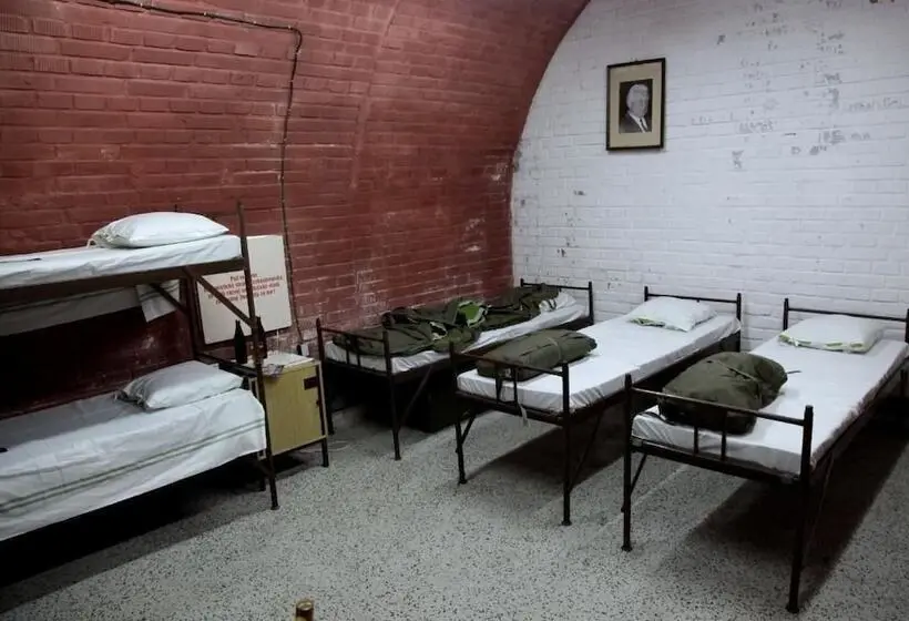 ルームシェアのワンベッド, 10z Bunker