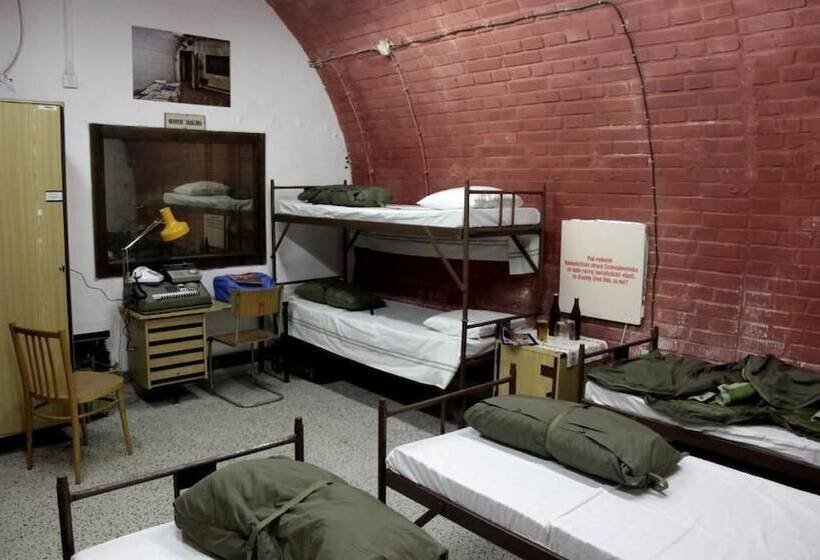 מיטה בחדר משותף, 10z Bunker