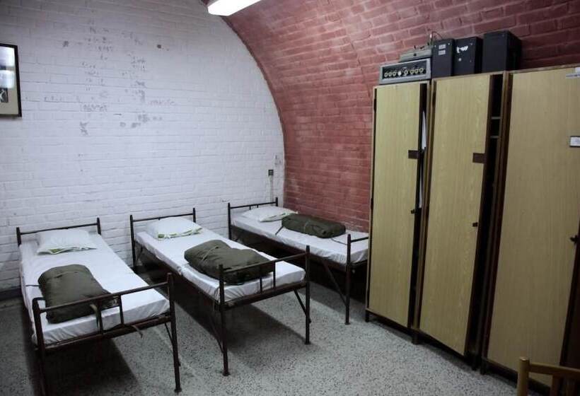 מיטה בחדר משותף, 10z Bunker