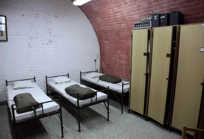 ルームシェアのワンベッド, 10z Bunker