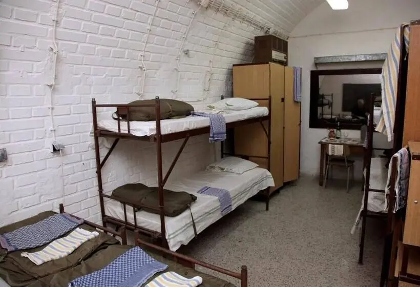 ルームシェアのワンベッド, 10z Bunker