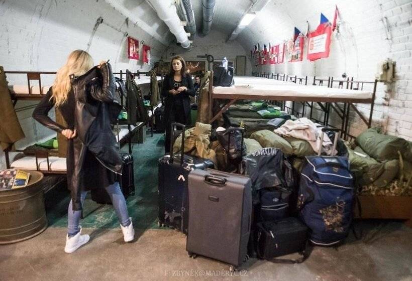 מיטה בחדר משותף, 10z Bunker