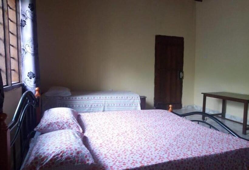 غرفة قياسية ثلاثية, Mama Njoe Lodge