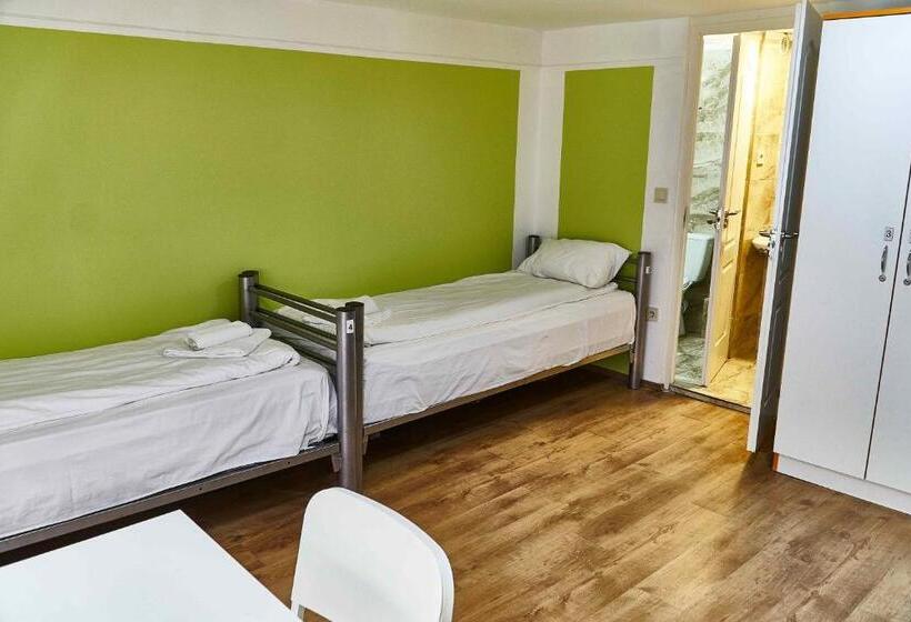 اتاق استاندارد سه نفره, Center Hostel And Guest House