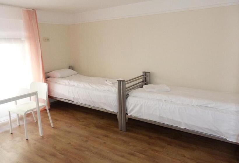 تختخواب در اتاق مشترک, Center Hostel And Guest House