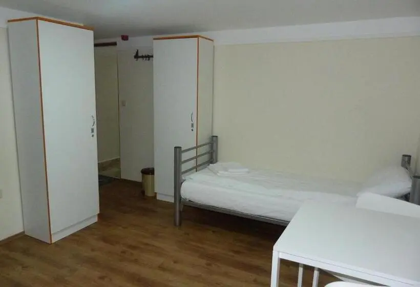 ルームシェアのワンベッド, Center Hostel And Guest House