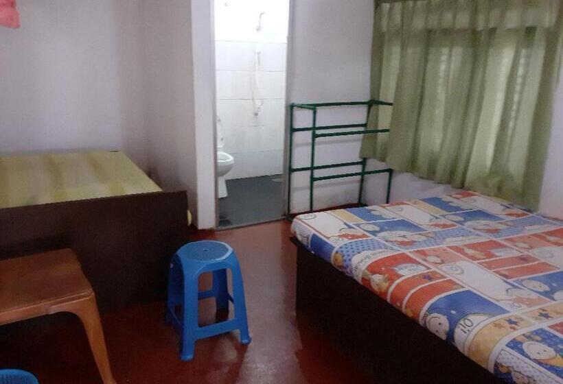 חדר בסיסי לשלושה, Fort Sea View