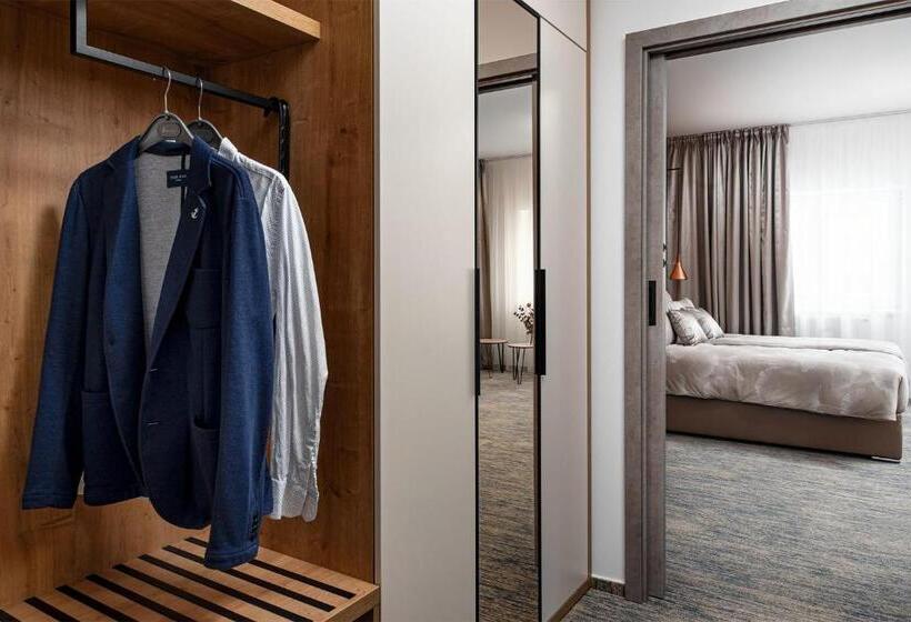 高级大房间, Osvit