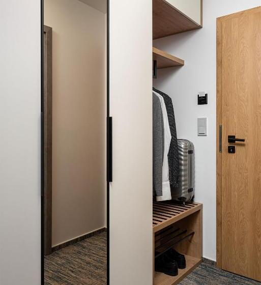 高级大房间, Osvit