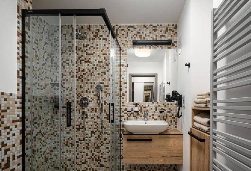 高级大房间, Osvit