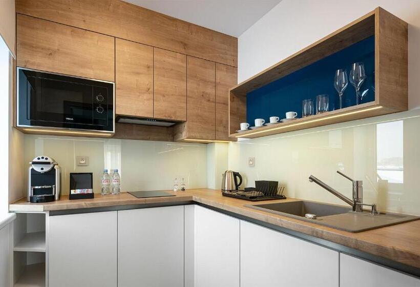 高级大房间, Osvit