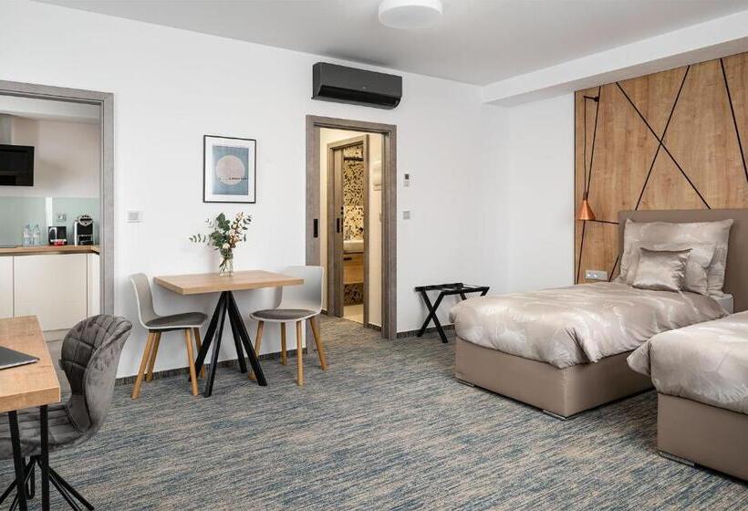 高级大房间, Osvit