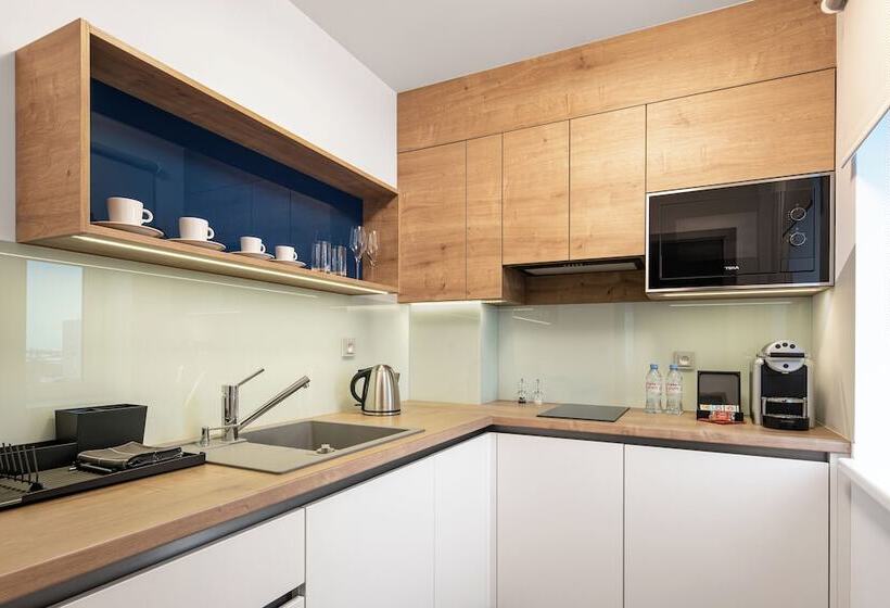 高级大房间, Osvit