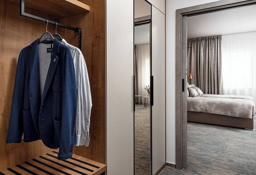 高级大房间, Osvit