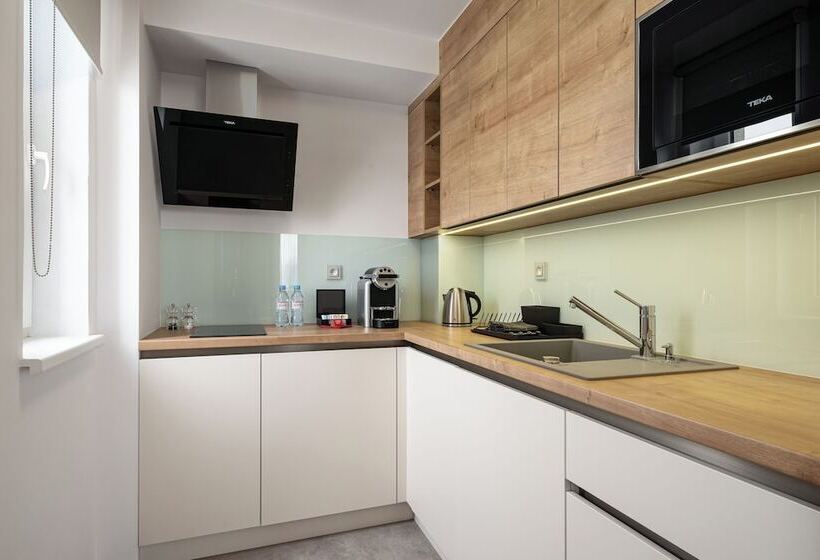 高级大房间, Osvit