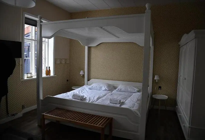 Camera Standard, Den Gamle Arrest