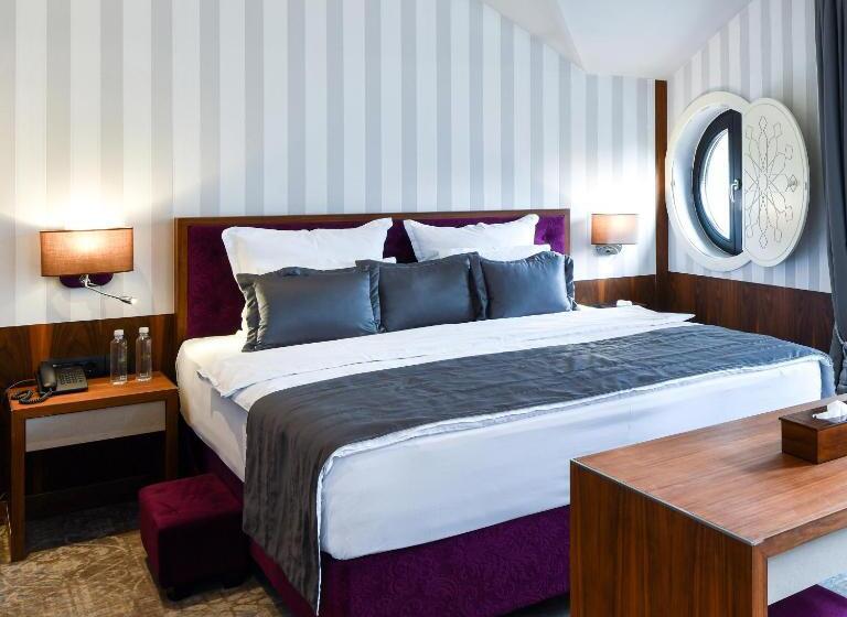 اتاق سوپریور با تخت بزرگ, Heritage Hotel Krone