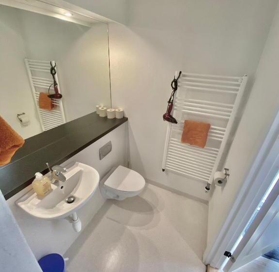 标准三人间, Oasen